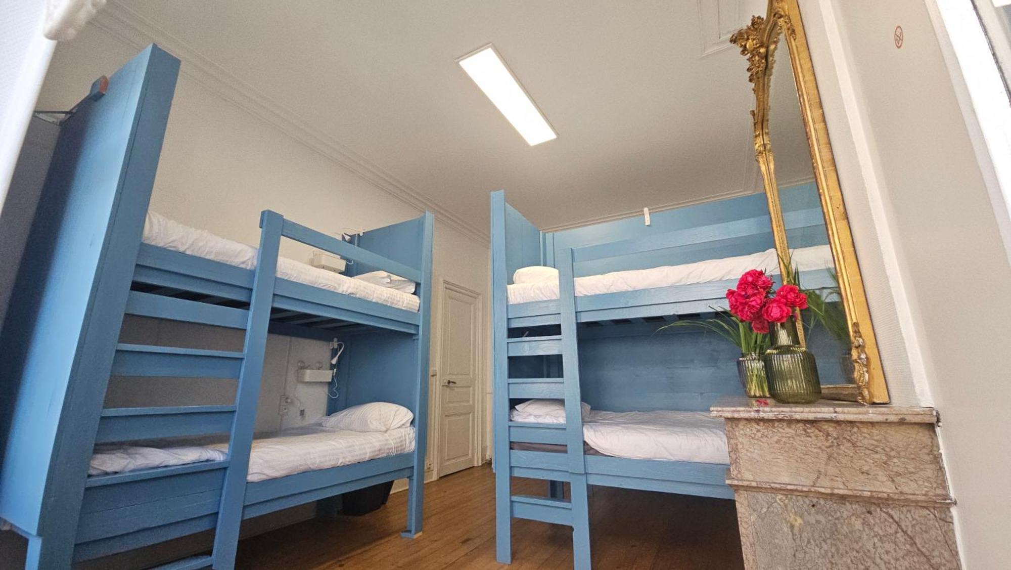 Bed In 6-Bed Mixed Dormitory Le Jardin Cafe Бордо Екстер'єр фото